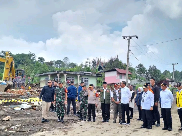 Presiden Jokowi Tinjau Penanganan Banjir Badang dan Lahar Dingin di Agam