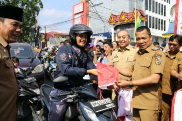 Pj Walikota Pekanbaru Bagikan Bendera ke Pengguna Jalan untuk Semarakkan HUT RI