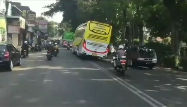 Ingat! Ini yang Harus Dilakukan Jika Ketemu Sopir Bus yang Ugal-ugalan