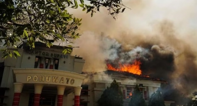 Kantor Bupati Pohuwato Dibakar Massa, Apa Sebab?