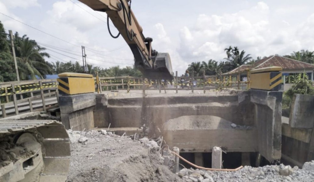 Dinas PUPR Riau Responsif Perbaiki Jembatan di Inhu