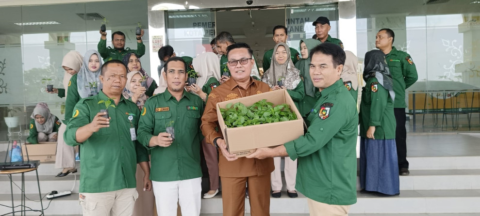 Kepala DPK Bagi Bibit Cabai ke Pegawai dan Staf