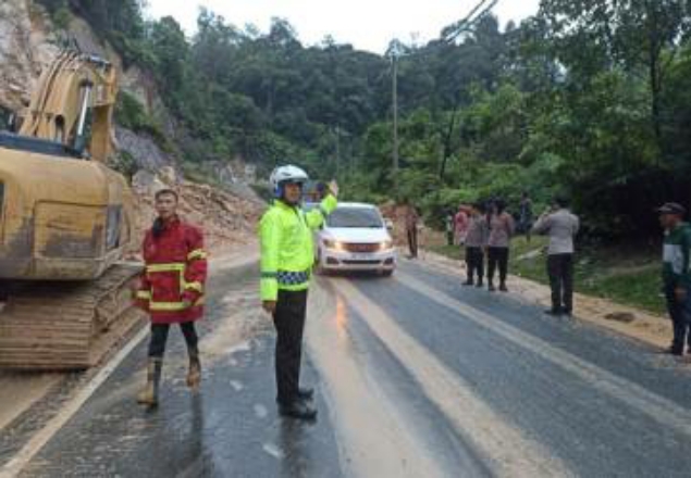 Akibat Longsor Jalan Lintas Riau-Sumbar di Kuok Sempat Lumpuh, Kini Bisa Dilewati Satu Jalur