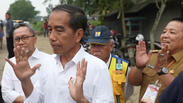 Tertawa dan Betepuk Tangan, Senangnya Gubernur Lampung Perbaikan Jalan Rusak Diambil Alih Jokowi