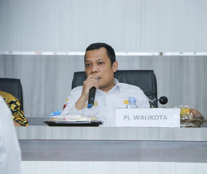 Pj Walikota Pekanbaru Ajak Masyarakat Gotong Royong Bersihkan Drainase