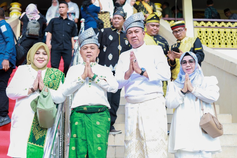 Bupati dan Wabup Muzamil Kepulauan Meranti Ikuti Prosesi Tepuk Tepung Tawar