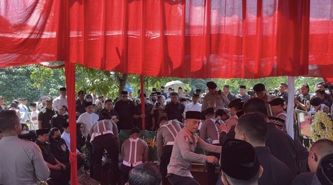 Isak Tangis Keluarga Pecah Iringi Pemakaman Jenazah Istri Wakapolri