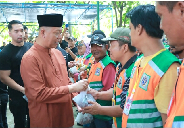 Dishub Pekanbaru Serahkan Daging Kurban Idul Adha ke Ribuan Juru Parkir