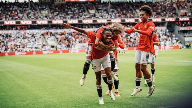 Laga Pramusim, MU Kalahkan Leeds 2-0