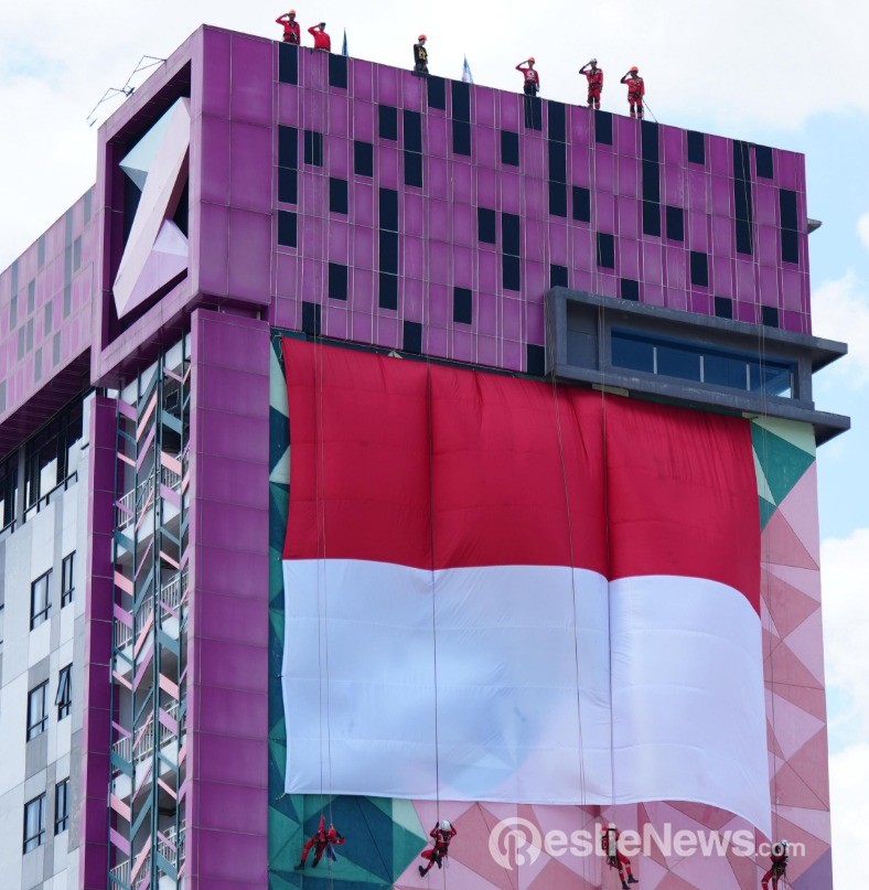 Tim Vertical Rescue  Pertamina RU II Dumai Kibarkan Bendera Raksasa
