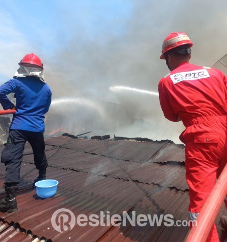 Tim Damkar KPI Dumai Berjibaku Padamkan Api Lahap Rumah Warga