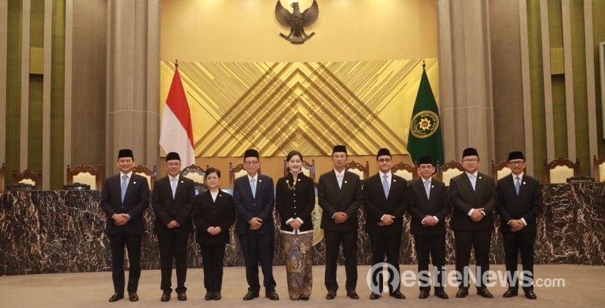 Tujuh Anggota Dewan Komisioner OJK di Lantik