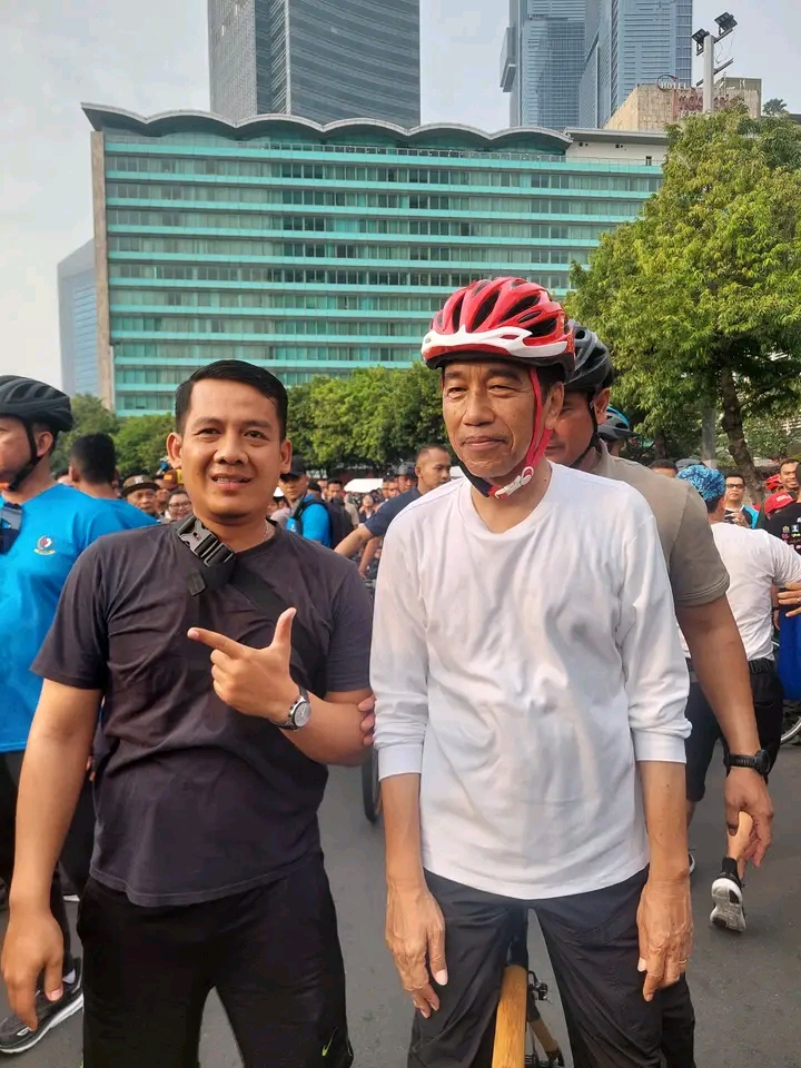 Jokowi Bersepeda di Bunderan HI Pagi Tadi