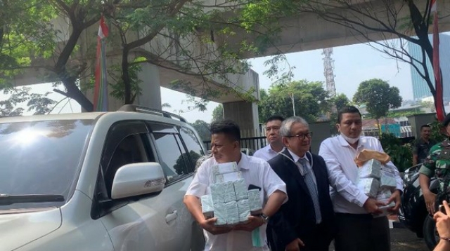 Terkait Korupsi BTS, Maqdir Bawa Rp 27 Miliar ke Kejagung, Begini Penampakan Duitnya