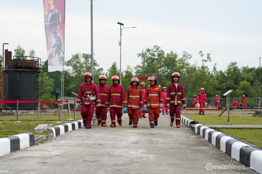 PT Kilang Pertamina Dumai Berjibaku  Padamkan Api di Rohil