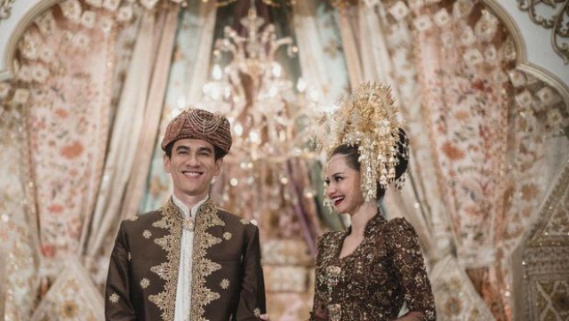 Pakai Baju Adat Minang, Enzy Storia Resmi Menikah dengan Molen Kasetra