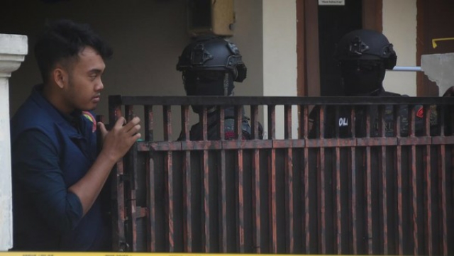 Rumah Orang Tua Terduga Teroris DE di Bandung Digeledah Densus 88