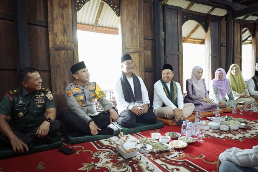 Gubri Abdul Wahid Makan Bajambau Bersama Warga Kampar