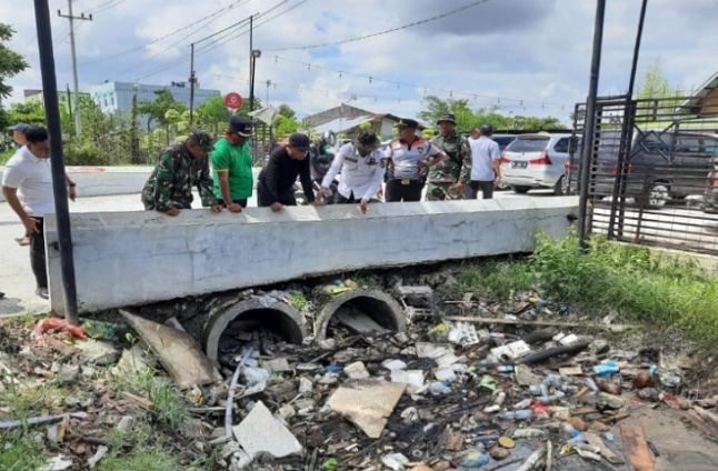 Dinas PUPR Pekanbaru Ajak Masyarakat Membersihkan Sampah