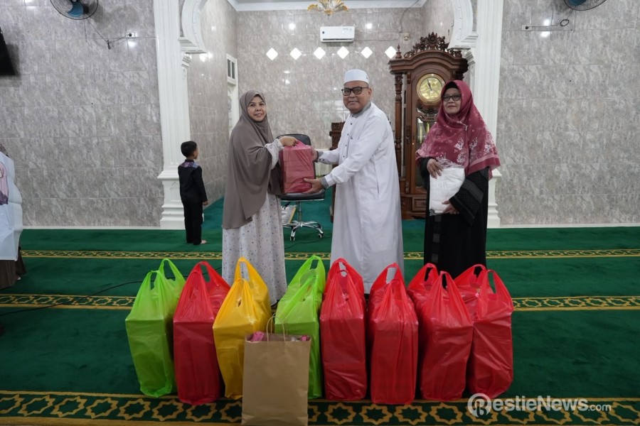 Persatuan Wanita Patra Kilang Dumai Bagian 100 Paket Makan Siang dan Mukena Gratis