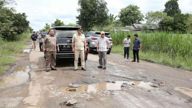 Jelang Kedatangan Jokowi, Jalan-jalan Rusak di Lampung Dipoles Semalam