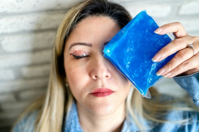 Bisa Ngilangin Kantung Mata, Berikut 8 Manfaat Es Batu untuk Wajah