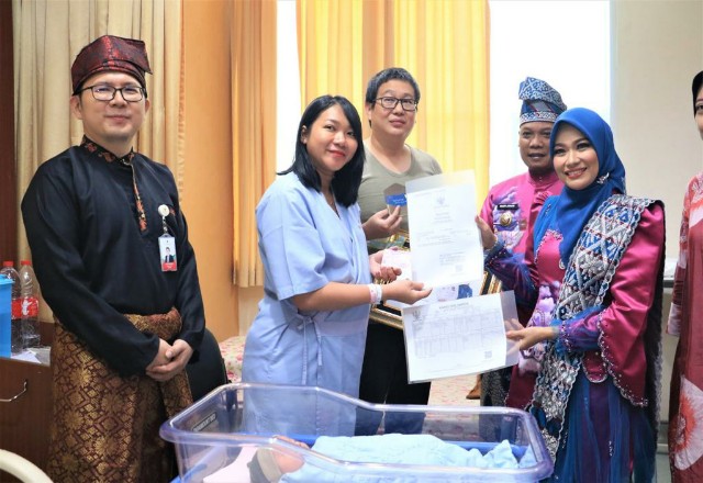 Warga yang Melahirkan di Momen HUT Kota Pekanbaru Dapat Kejutan dari Pj Walikota