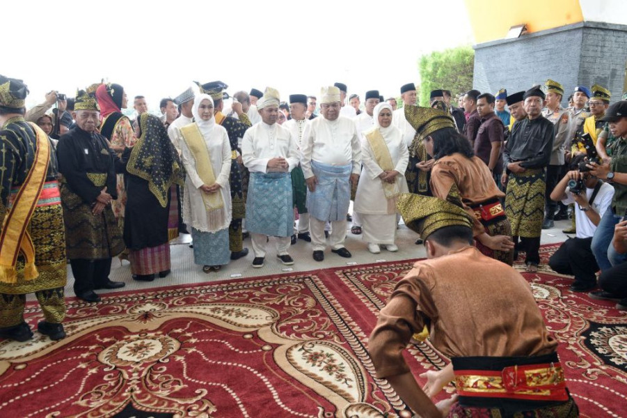 Tiba di Pekanbaru, Gubri dan Wagubri Disambut Meriah Dengan Adat Melayu