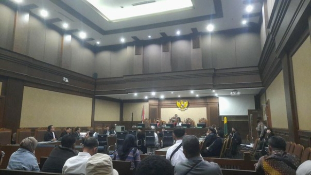 Lukas Enembe Ngamuk, Lempar Mik di Ruang Sidang