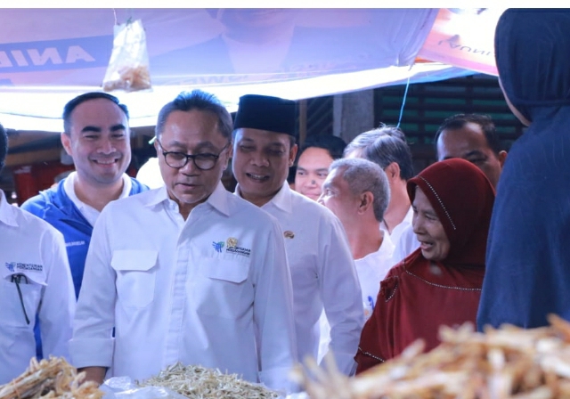 Pantau Harga Bahan Pokok, Mendag Didampingi Pj Walikota Turun ke Pasar Palapa Pekanbaru
