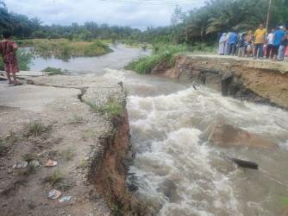 Jalan Lintas Riau-Padang di Bangun Purba Rohul Putus Akibat Box Culvert Jebol