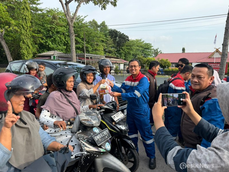 Pertamina Patra Niaga RU II Dumai Bagi Takjil ke  Komunitas Pekerja HCC dan  Utilities