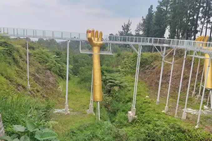Kaca Jembatan The Geong Limpakuwus Banyumas yang Pecah Tewaskan Wisatawan