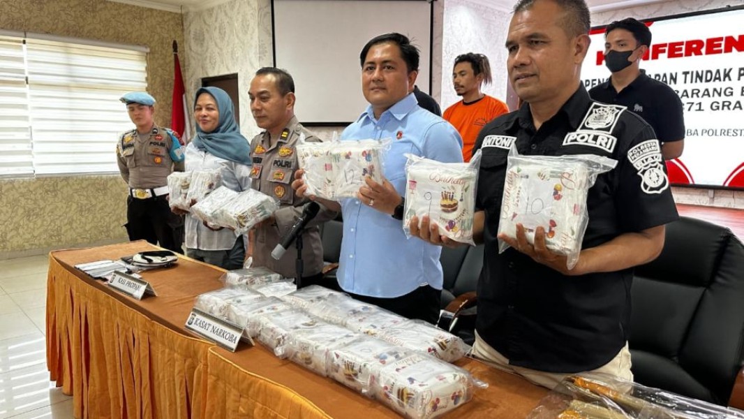Digerebek di Parkiran Mal SKA, Pasutri Terlibat Peredaran 20 Kg Sabu