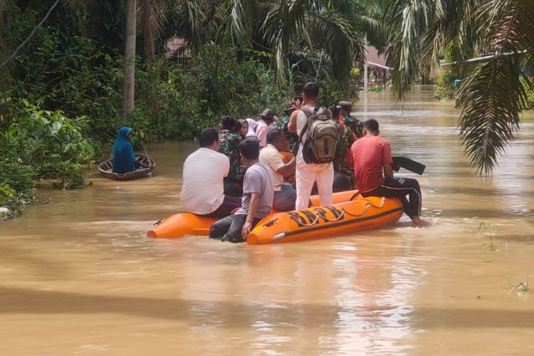 Update Banjir di Rohul Riau, 6 Kecamatan Masih Terdampak hingga Aktivitas Warga Menggunakan Perahu