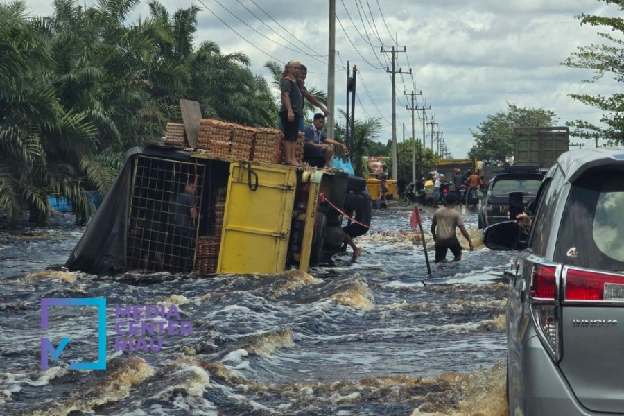 Banjir Pelalawan Semakin Parah, Sistem Buka Tutup Diberlakukan di Jalan Lintas Timur