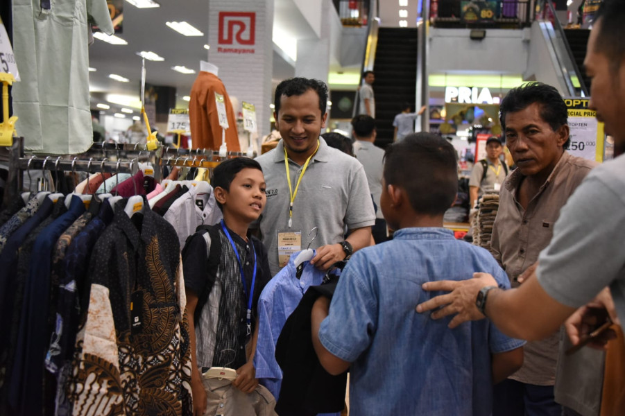 PT KPI RU Dumai Ajak Anak Yatim Berbelanja Baju Lebaran