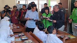 Gibran Uji Coba Makan Bergizi Gratis di Surabaya