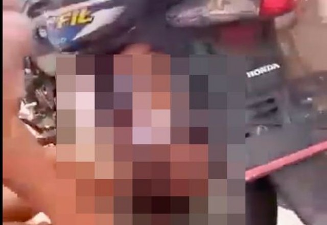 Duh! Bocah Nyangkut di Ban Motor Viral hingga Sokbreker Terpaksa Dipatahkan