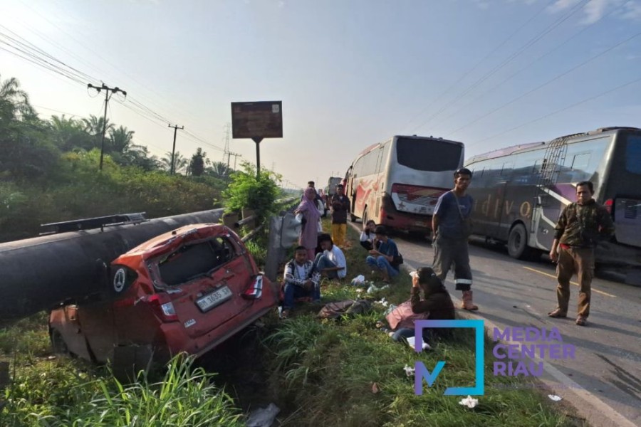 Bus Bintang Utara Hantam Calya Hingga Masuk Bawah Pipa Pertamina di Rohil